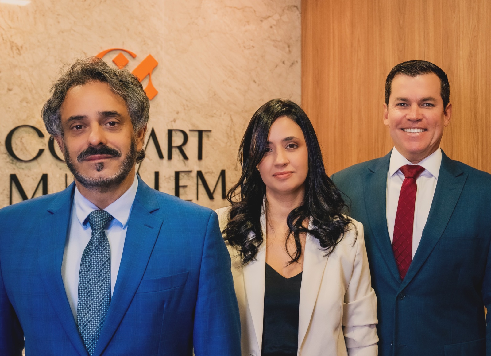 André Mussalem, Ana Eliza e Francisco Cossart no escritório Cossart & Mussalem Advogados